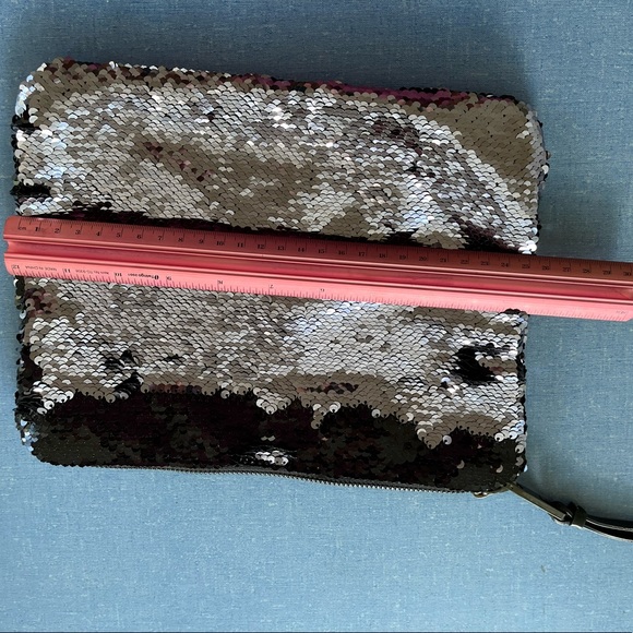 Black and silver Gap evening bag with zipper and hand strap - Picture 5 of 6